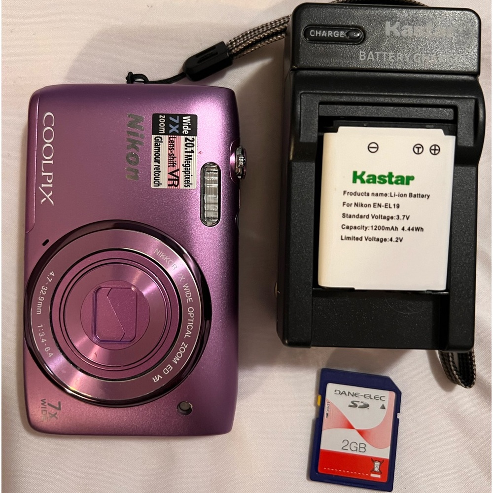Nikon Coolpix S3500 with new battery and charger